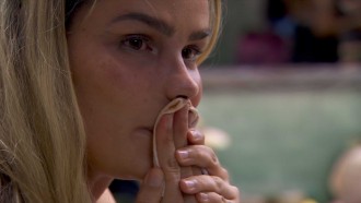 Yasmin chora, é consolada pelo Gnomo e Lucas Henrique conclui: 'Estão tentando jogar a gente um contra o outro'