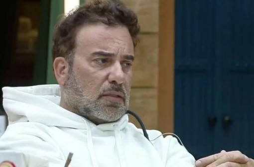 Com risco de eliminação, Fabiano acorda para o jogo e promete treta em A Fazenda.