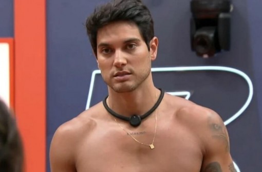 Na roça em A Fazenda 17, Will se revolta, arma barraco e chama Shia de 'agressor'.