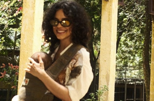 Após desabafo sobre maternidade, Manu Gavassi compartilha raro clique com a filha: 'Amo ser colo'