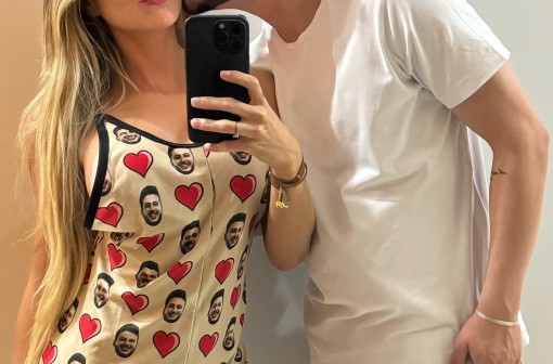 Gabi Martins compartilha fotos românticas com o namorado com direito até a pijamas temáticos