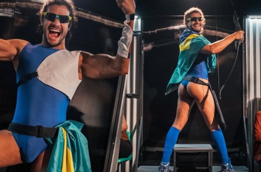 Gabriel Santana surge de body cavado em anúncio de nova peça de teatro