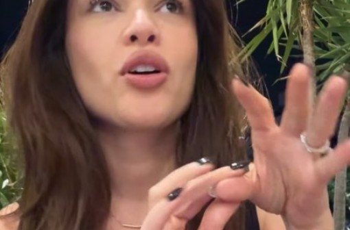 Juliette descobre hipermobilidade e compartilha movimento flexível: 'Eu não sabia disso'