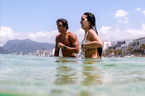 Vanessa Lopes posa com namorado na praia e se declara: 'Te amo'