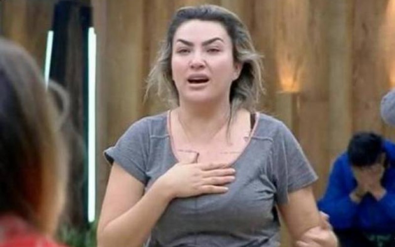 Thayse Teixeira revela invasão de desconhecido na sede e divide opiniões na web