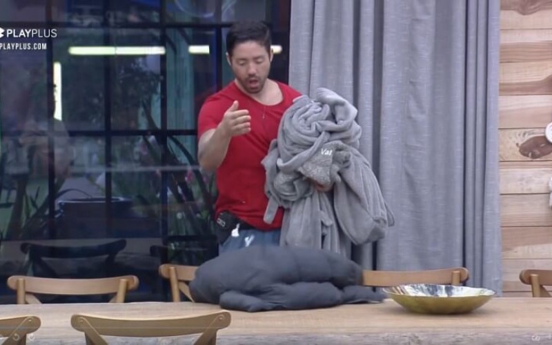 A Fazenda 13: Finalmente! Aline conta que Dayane rasgou jaqueta de Rico