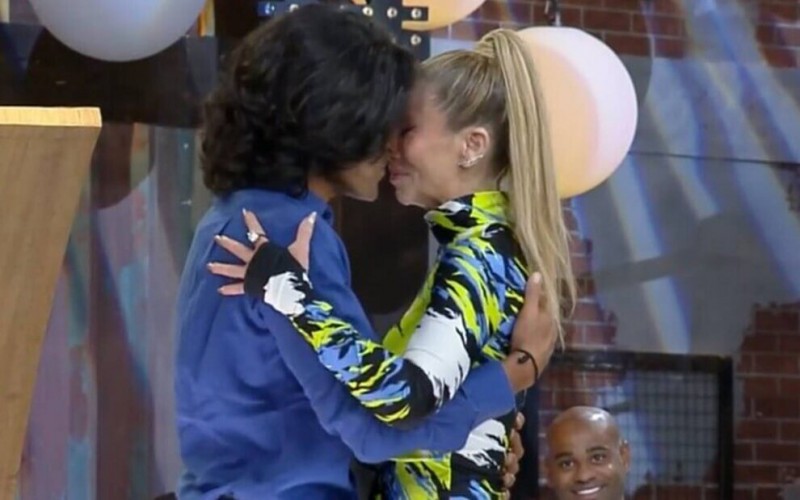 André Gonçalves reencontra Danielle Winits, se declara e beija ex-esposa na Final de A Fazenda 2023