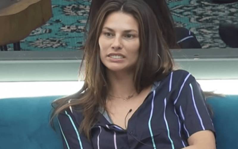 A Fazenda 13: Dayane reclama de