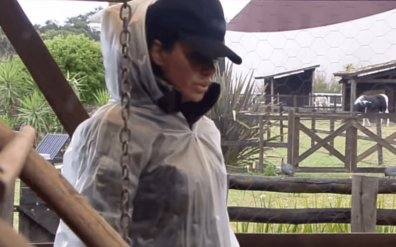 Em A Fazenda 13, Valentina se assusta com briga de galinhas: