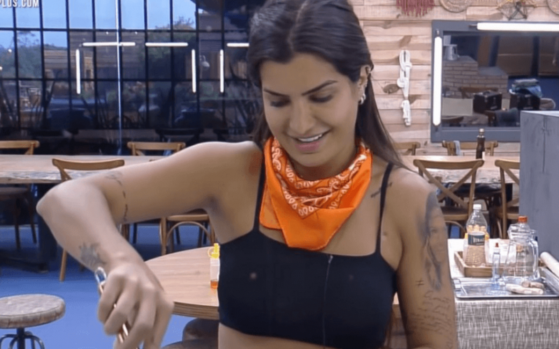 A Fazenda 13: Marina se atrapalha na cozinha e coloca fogo no cabelo