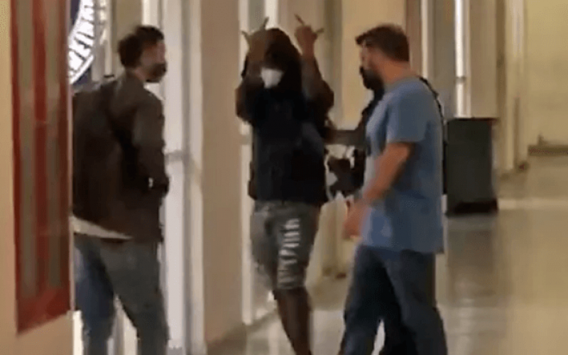PolÃcia localiza Nego do Borel em motel no Rio; cantor faz gesto obsceno ao chegar a delegacia: