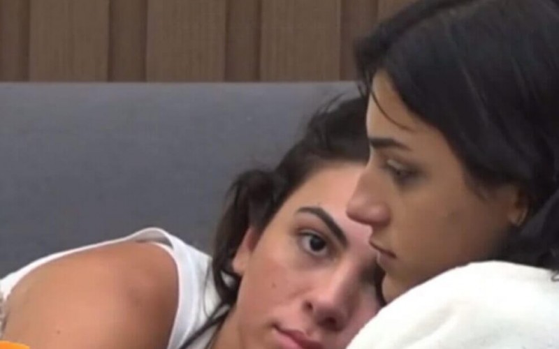 Pétala Barreiros busca Bia Miranda de carrão na porta da Record: "Ninguém separa"