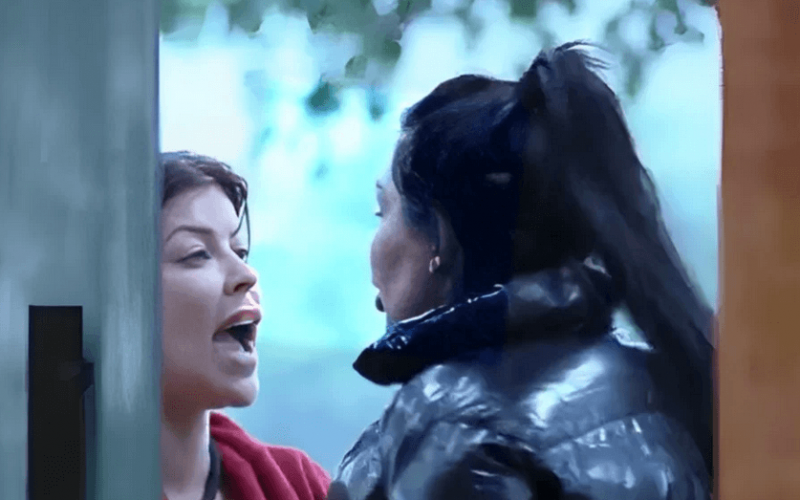 Jenny empurra Kally e arma barraco com Jaquelline em A Fazenda: