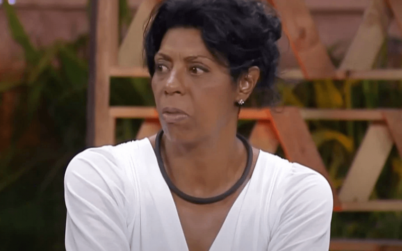 Márcia surta com acusação de Rachel e briga com Jaque em A Fazenda: