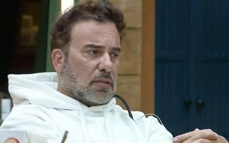 Com risco de eliminação, Fabiano acorda para o jogo e promete treta em A Fazenda.