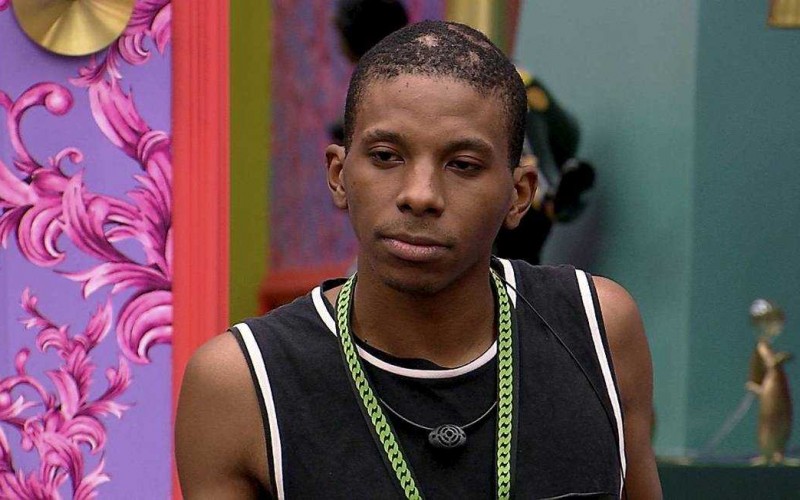 Após noite tensa, Lucas abandona