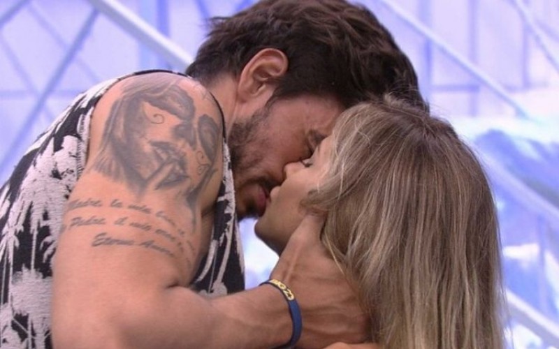 BBB 20: Gabi entrega o que sente para Guilherme e os dois se beijam; assista
