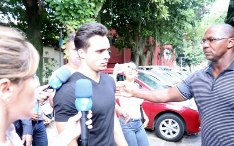 BBB20 - Depois de depor, Petrix Barbosa deixa delegacia e evita falar com a imprensa