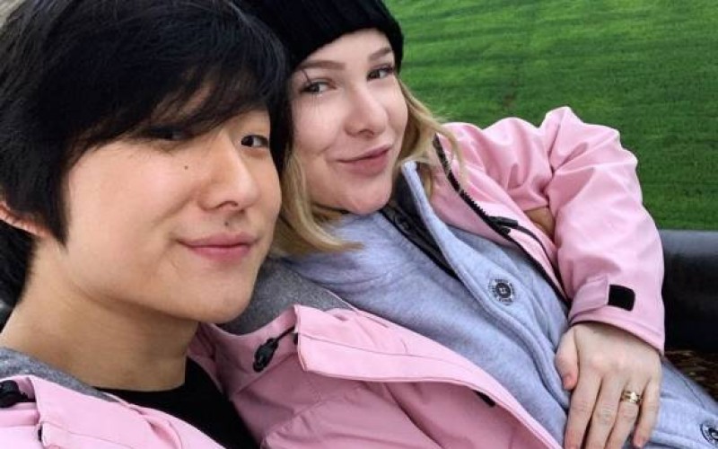 BBB20 - Esposa de Pyong Lee mostra que carrega foto dos dois na bolsa