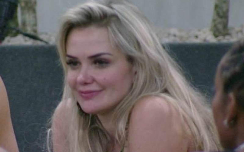 BBB20 - Ex de famoso jogador, Marcela lamenta término de namoro e confessa arrependimento