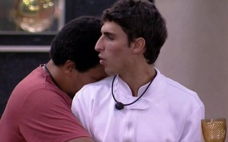 BBB20 - Felipe Prior participa de atividade na casa e presenteia o amigo Babu