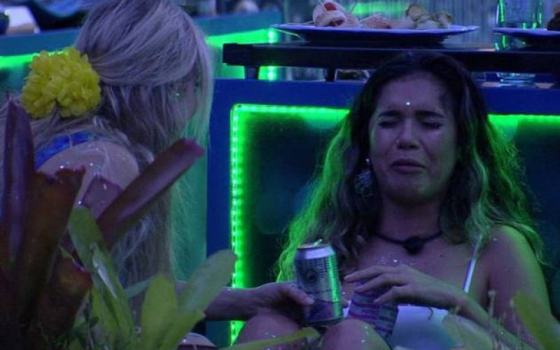 BBB20 - Gizelly tem crise de choro e pede para que Marcela a deixe sozinha