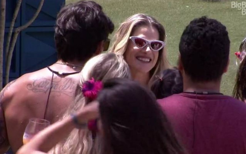 BBB20 – Ingrid Guimarães participa de festa surpresa na piscina junto com os brothers