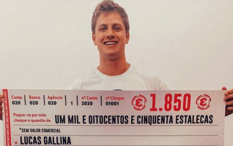BBB20 - Lucas Gallina faz festa para alfinetar Daniel: “Tá devendo estalecas? eu te empresto”