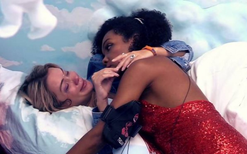 BBB20 - Marcela abandona a festa aos prantos: “eu não consigo, me perdoa”