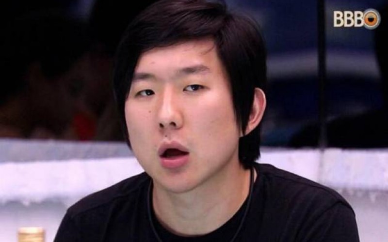 BBB20 - Pyong Lee quase esquece de tirar sunga para tomar banho e ainda sente efeitos do confinamento