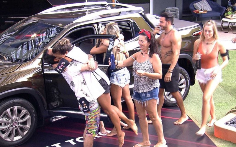 Carolina é eliminada da Prova de Resistência Cores Fiat e Paula comemora