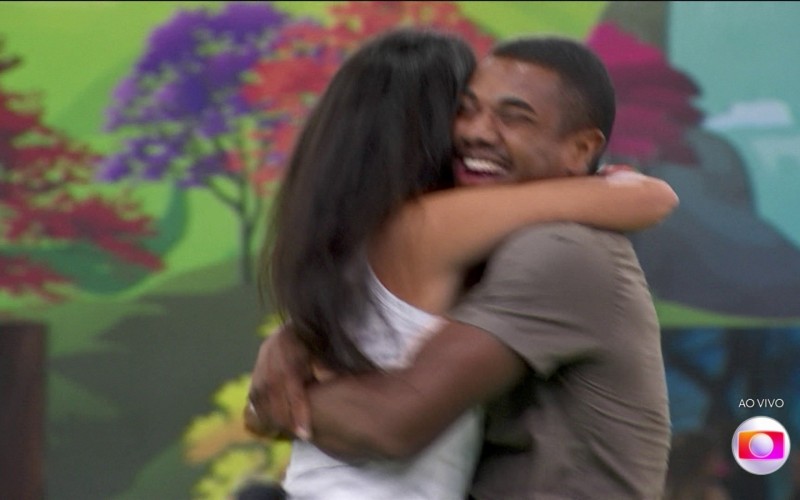 Alane e Davi se abraçam e comemoram a permanência no BBB 24