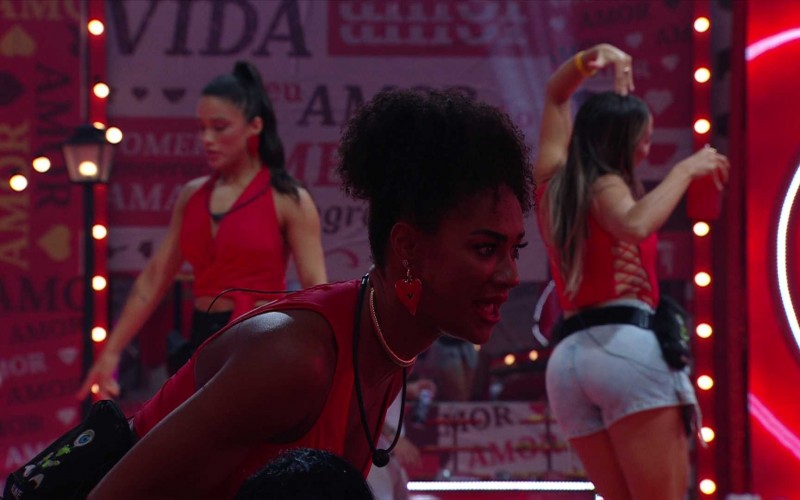 Aline afirma que adversárias tentaram