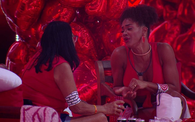 Aline reclama de sisters em papo sobre gírias: