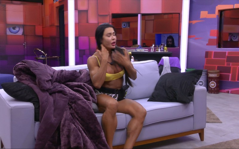 Gracyanne assiste à conversa de Diogo Almeida sobre Contragolpe em Aline:
