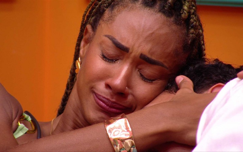 Aline cai no choro no BBB 25 e pede à sister: