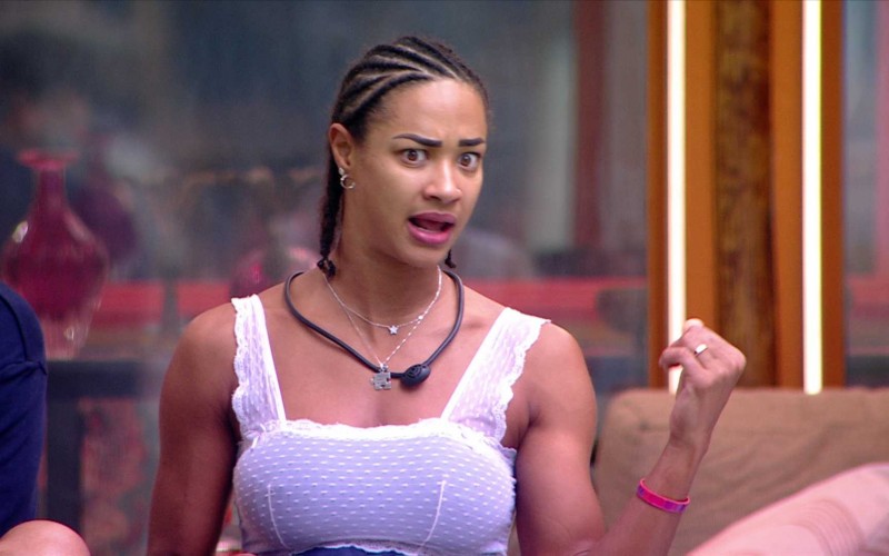 Aline critica posicionamento de Renata na volta para casa:
