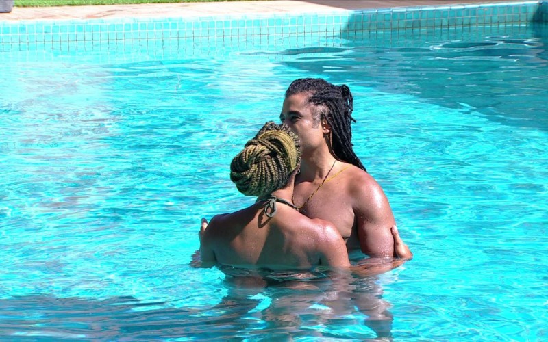 Aline e Diogo Almeida se abraçam na piscina do BBB 25 após noite juntos