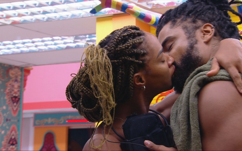 Aline e Diogo Almeida se beijam e sister elogia: