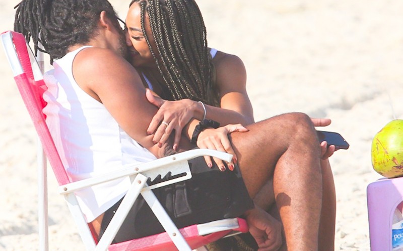 Aline e Diogo Almeida se beijam na praia após confirmar relacionamento