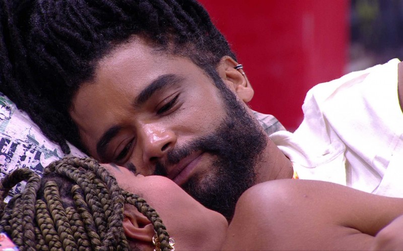 Aline e Diogo Almeida trocam carÃcias no BBB 25: