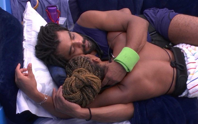 Aline e Diogo Almeida trocam carinhos em quarto do BBB 25