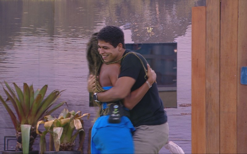 Aline e Guilherme comemoram permanência no BBB 25 com gritos e dancinhas no gramado
