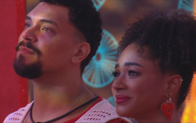 Aline e Vinícius choram durante apresentação de Michel Teló na Festa do BBB 25