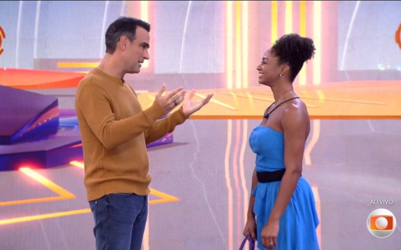 Aline encontra Tadeu Schmidt e comenta eliminação do BBB 25: