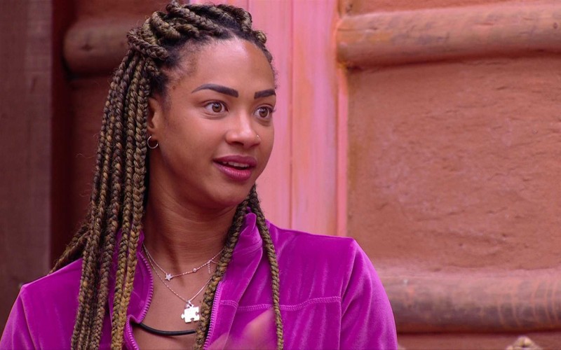 Aline pergunta à Gracyanne Barbosa como fica na TV, e sister responde:
