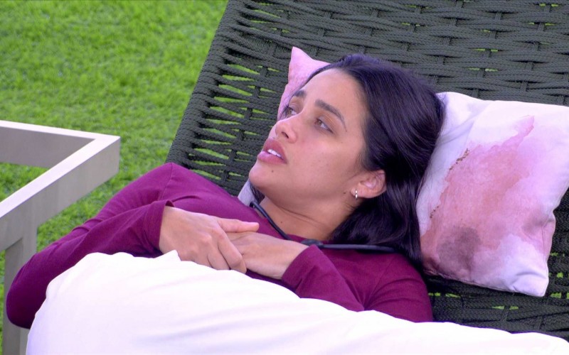 Aline reclama de Thamiris para Eva, que rebate: