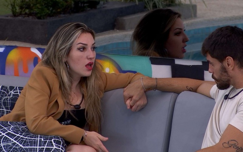 Amanda conversa com Cara de Sapato sobre exposição de votos do grupo: