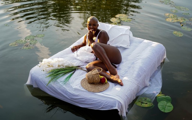 Angélica Ramos festeja chegada dos 41 com ensaio exclusivo, e comenta sobre 7 anos de BBB: