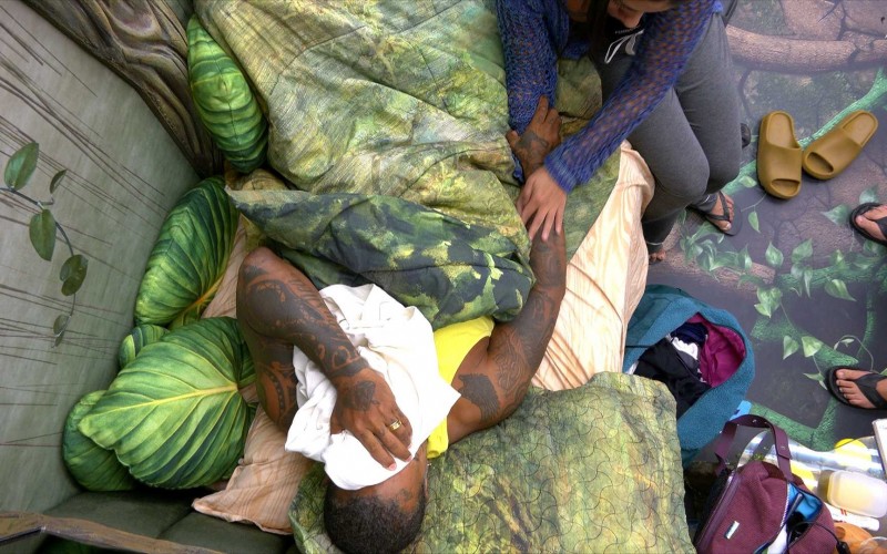 Aniversariante do dia, Rodriguinho tem crise de choro no BBB 24 e é consolado por brothers